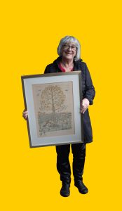 11 Gelber Hintergrund, davor ein Mensch im Portrait, der ein Bild mit Baummotiv in der Hand hält