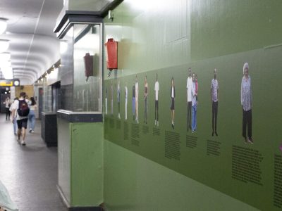 U-Bahnhof mit Blick auf ein Wärterhäuschen mit Kunst beklebt
