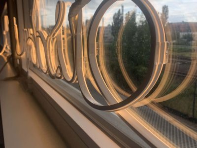 Blick aus einem Fenster an dem mit LEDs eine Schrift gezeichnet wurde