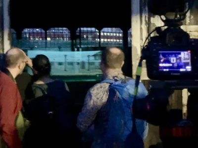 Blick in einen Lockschuppen mit der Projektion eines endlos vorbeifahrenden Zuges