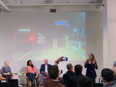 Menschen auf einem Panel in der Diskussion