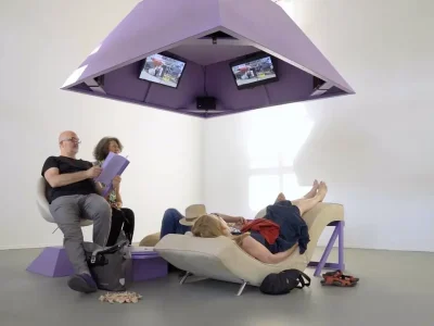 Menschen unter einem pinken Dach lesen