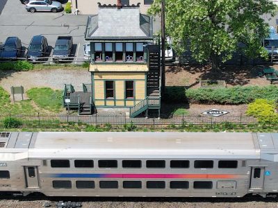 Vogelperspektive auf ein Stellwerk mit Zug